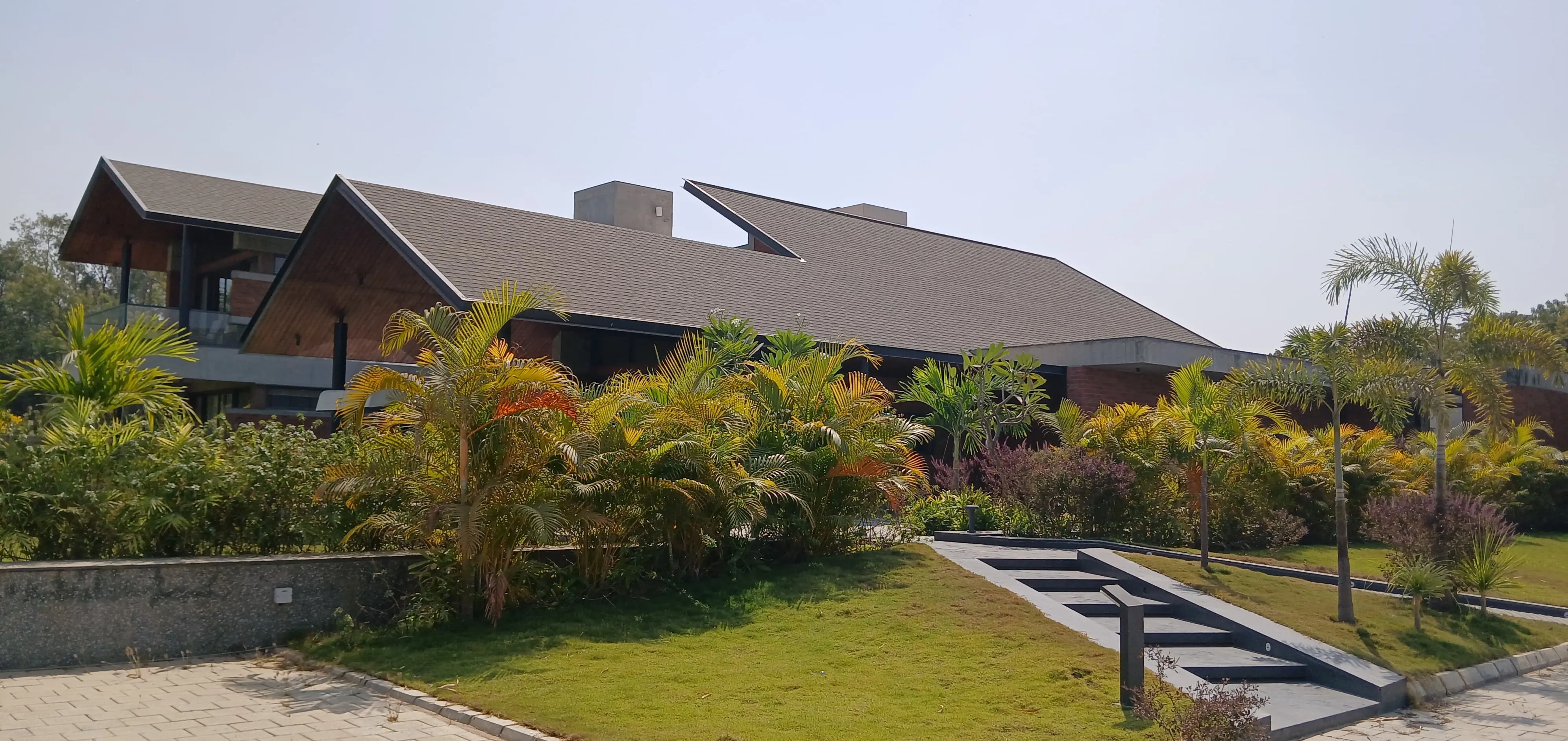 Spandan Bungalow: A Contemporary Weekend Home Rooted in Climate, Courtyards, and Calm